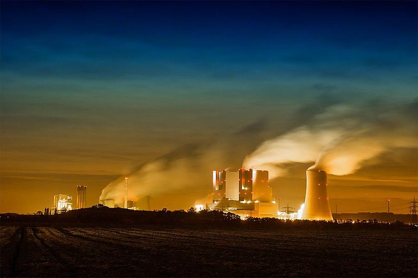 Kohlekraftwerk im Rheinland bei Nacht