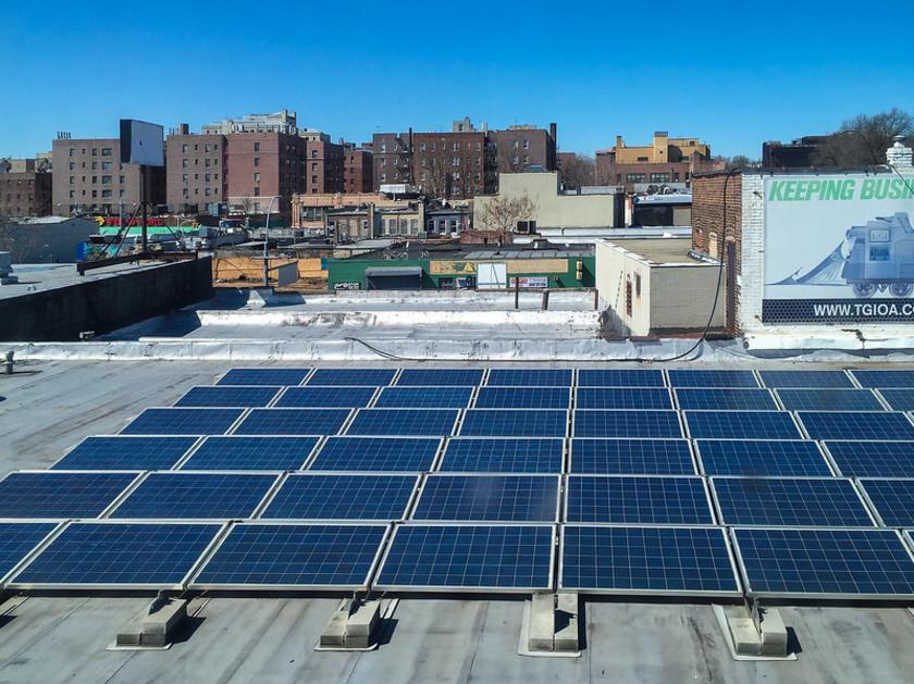 PV-Anlage auf einem Flachdach in New York