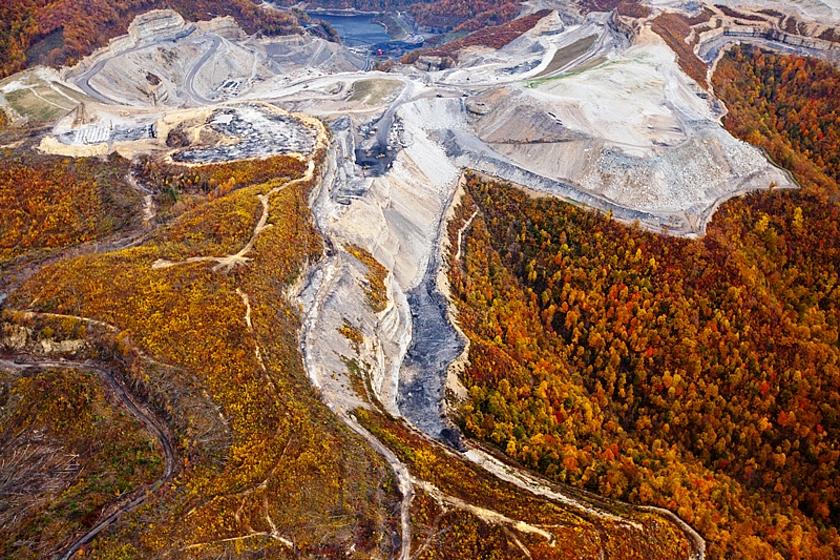Brutaler Kohleabbau in den Appalachen im Osten der USA: Mithilfe von hunderten Tonnen Sprengstoff werden ganze Bergkämme zerstört, um an das schwarze Gold zu kommen.