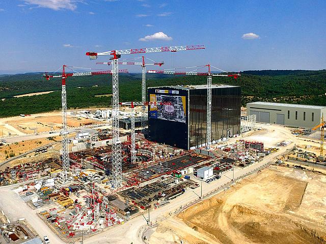 Die Arbeiten auf der riesigen ITER-Baustelle sollten ursprünglich 2016 abgeschlossen sein, nun ist auch der Termin 2025 offenbar kaum haltbar. (Foto: © ITER Organization, © EJF Riche, http://www.iter.org/)