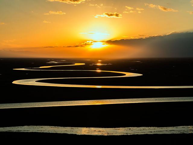 Flusslauf im Sonnenuntergang