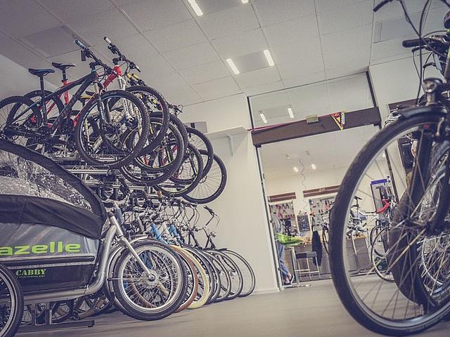 Bild aus dem Inneren eines Fahrradladens, mit vielen Fahrrädern zum Verkauf.
