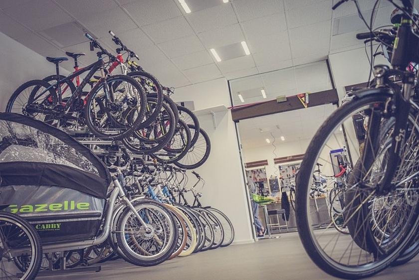 Bild aus dem Inneren eines Fahrradladens, mit vielen Fahrrädern zum Verkauf.