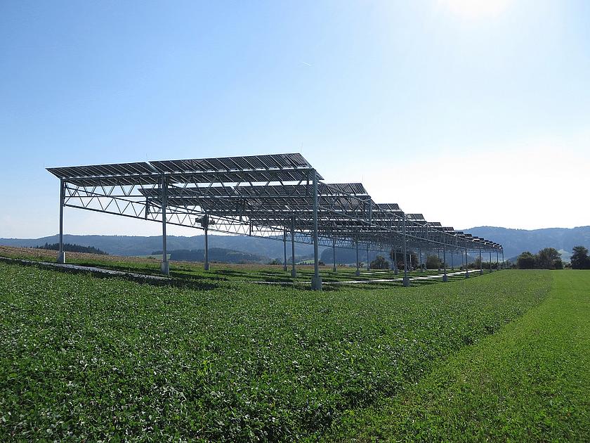 Agri-Photovoltaik-Anlage über einem Acker