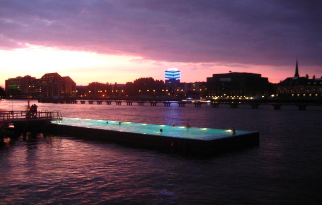 Berlin, Sonnenuntergang mit Blick auf Spree und Badeschiff 
