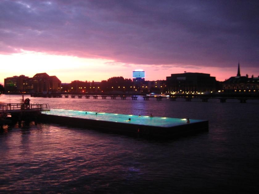 Berlin, Sonnenuntergang mit Blick auf Spree und Badeschiff 