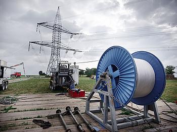 Mit Hochtemperaturleiterseilen verstärken die Netzbetreiber 50Hertz und Tennet eine Leitung zwischen Wolmirstedt bei Magdeburg – und können so mehr Strom durchleiten.