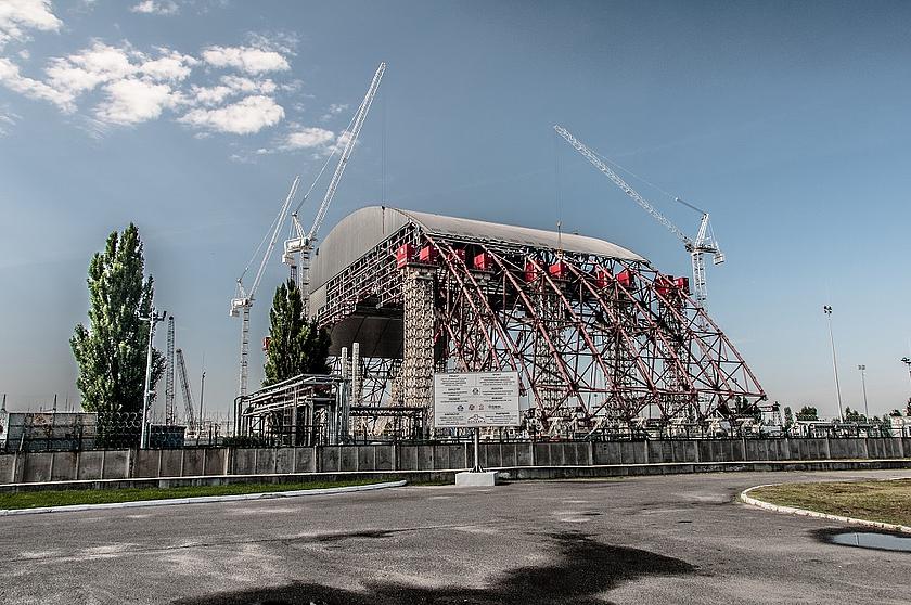Die Ruine des 1986 explodierten Kernkraftwerks Tschernobyl wird zum dritten Mal eingemauert. Eine riesige Schutzhülle soll für die nächsten 100 Jahre den Austritt tödlicher Strahlung verhindern und einen jahrzehntelangen Rückbauprozess ermöglichen. 