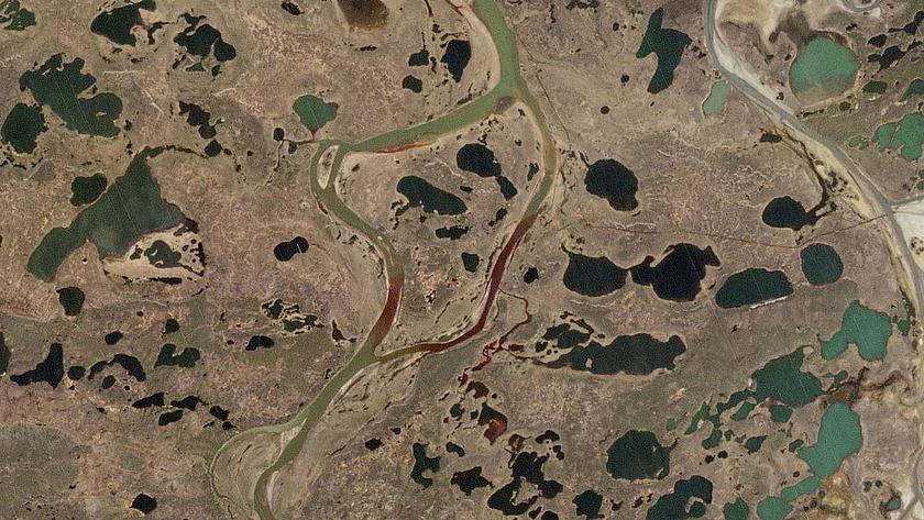 Satellitenbild von der Region um Norilsk, mit rotgefärbten Flusläufen aufgrund der Ölkatastrophe.