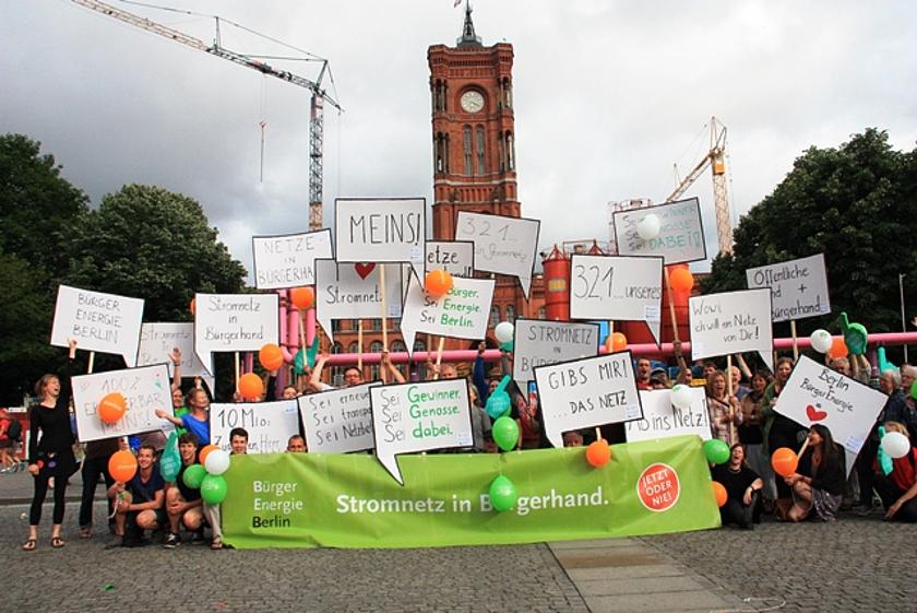 Aktionstag der Energiebürger zur Übernahme des Berliner Stromnetz vor dem Roten Rathaus in Berlin. (Foto: © BürgerEnergieBerlin BEB)