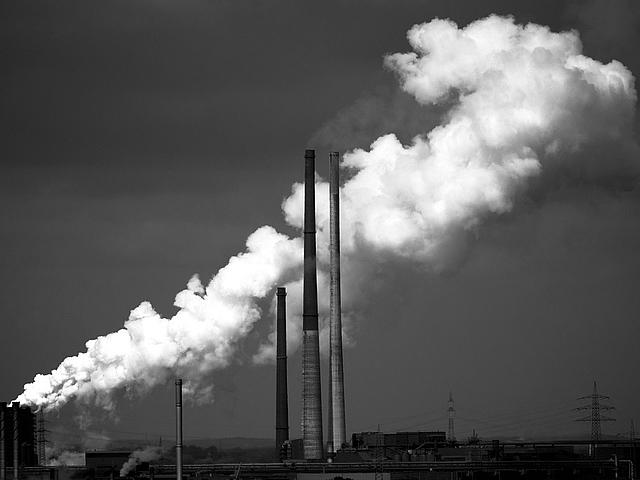 Bei einer Abstimmung entschied das Europaparlament am Mittwoch über Maßnahmen, die den angeschlagen Emissionshandel beleben sollen. (Foto: <a href="https://www.flickr.com/photos/xjs-khaos/4959741756" target="_blank">Jannis Andrija Schnitzer / flickr.com