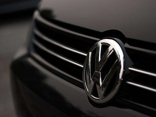 VW hat einen grundsätzlichen Wandel seiner Konzernphilosophie angekündigt  und startet nun mit einer umfassenden Elektro-Offensive. (Foto: <a href="https://pixabay.com/de/auto-volkswagen-vw-leuchten-932734/" target="_blank">tookapic / pixabay.com</a>, C