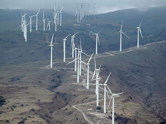 Windkrafträder auf einem kargen Bergrücken 