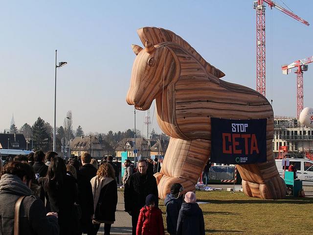 Demonstration gegen CETA und TTIP vor dem Straßburger Sitz des Europäischen Parlaments, am 15. Februar 2017.
