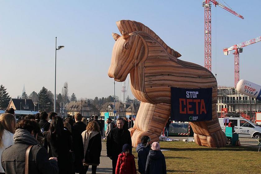Demonstration gegen CETA und TTIP vor dem Straßburger Sitz des Europäischen Parlaments, am 15. Februar 2017.