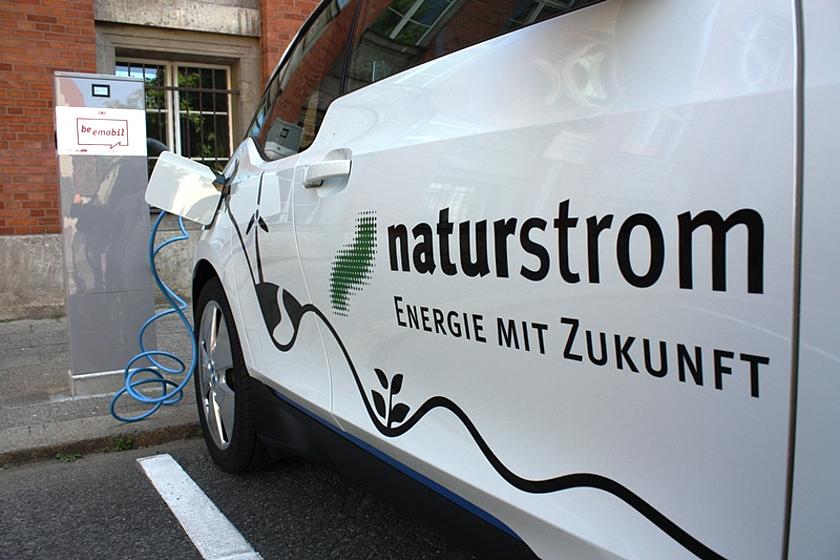 Elektrisch fahren macht nur Sinn wenn echter Ökostrom in den Tank kommt. (Foto: © NATURSTROM AG)