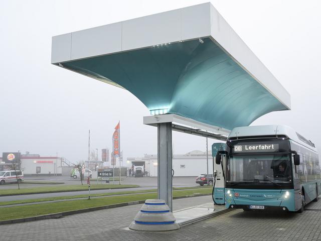 Wasserstoffbus an Tankstelle