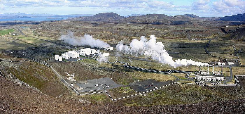 Beim Nesjavellir-Kraftwerk handelt es sich um das zweitgrößte geothermische Kraftwerk Islands. Seinen Betrieb hat es 1990 aufgenommen. (Foto: <a href="https://de.wikipedia.org/wiki/Nesjavellir-Kraftwerk" target="_blank">Hansueli Krapf / wikipedia.org</a>, <a href="https://creativecommons.org/licenses/by-sa/3.0/" target="_blank">CC BY-SA 3.0</a>)
