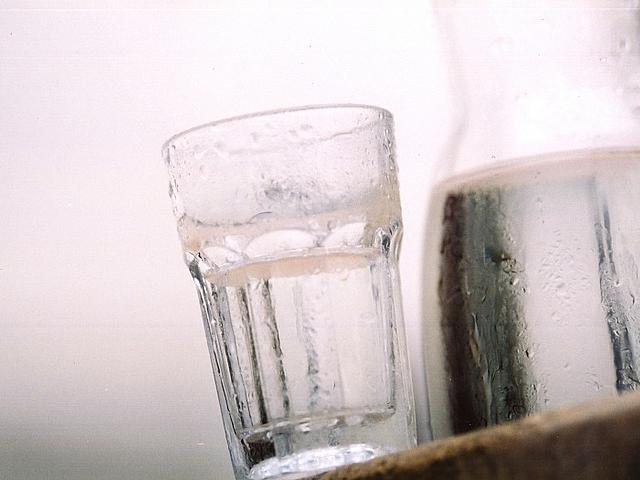 Zurzeit haben immer noch rund 700 Millionen Menschen keinen Zugang zu sauberem Trinkwasser. Eine Steuer auf Kohlendioxid könnte das bis 2030 ändern und nebenbei einen wichtigen Beitrag zum Klimaschutz leisten. (Foto: © GLOBAL 2000, flickr.com/photos/gl