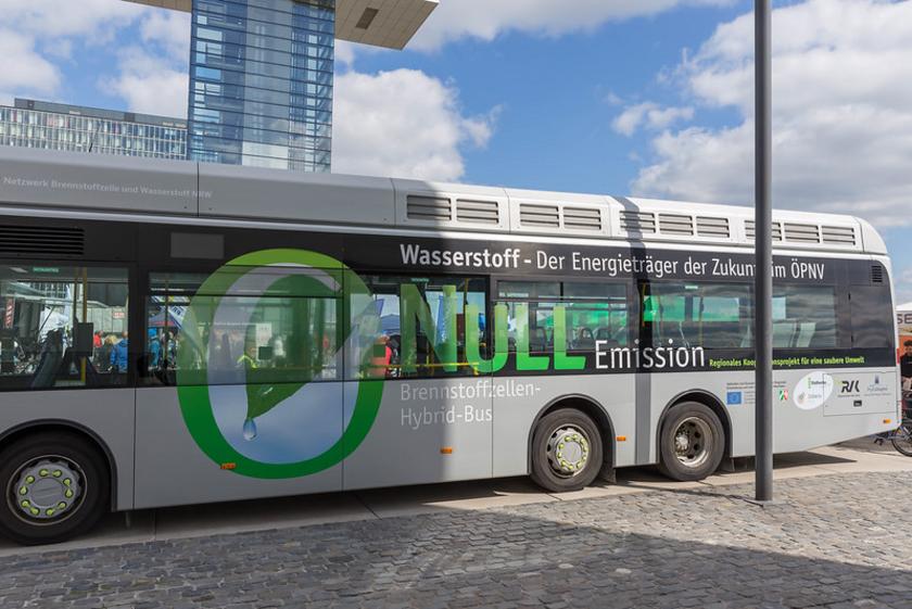 Stadtbus in Köln, fährt umweltschonend mit Wasserstoff-Antrieb
