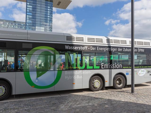 Stadtbus in Köln, fährt umweltschonend mit Wasserstoff-Antrieb