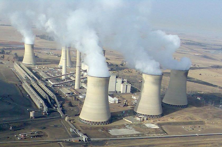 Luftaufnahme eines Kohlekraftwerks umgeben von Wüste