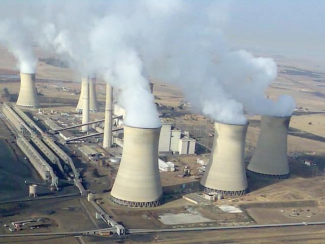 Luftaufnahme eines Kohlekraftwerks umgeben von Wüste