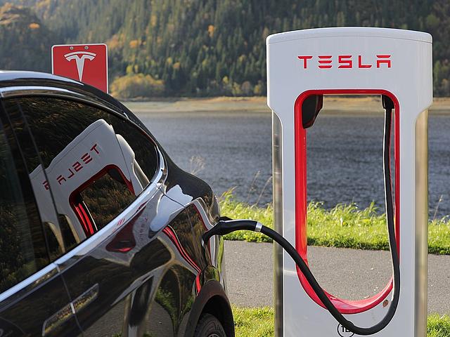 Die „Supercharger“-Ladestationen von Tesla können das Model S innerhalb von Minuten aufladen. Ein Bündnis aus mehreren großen Autokonzernen plant nun ebenfalls den Bau eines gemeinsamen Schnellladesäulen-Netzes für Elektroautos in Europa. (Foto: 