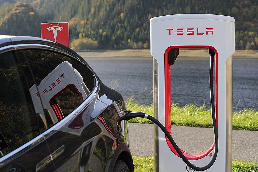 Die „Supercharger“-Ladestationen von Tesla können das Model S innerhalb von Minuten aufladen. Ein Bündnis aus mehreren großen Autokonzernen plant nun ebenfalls den Bau eines gemeinsamen Schnellladesäulen-Netzes für Elektroautos in Europa. (Foto: 