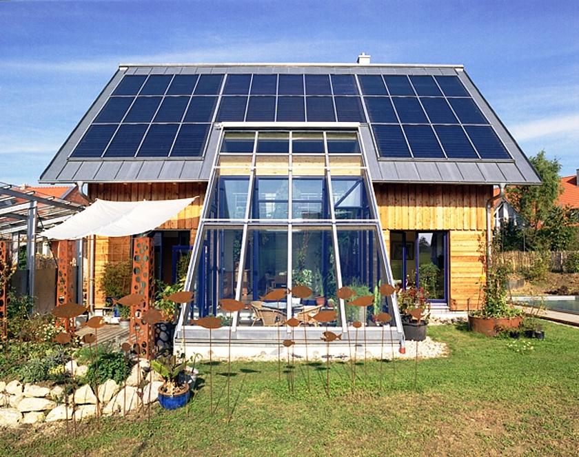 Die Kür des energieeffizienten Bauens: Ein Sonnenhaus nutzt die solare Energie passiv und aktiv voll aus. (Foto:  Sonnenhaus Institut)
