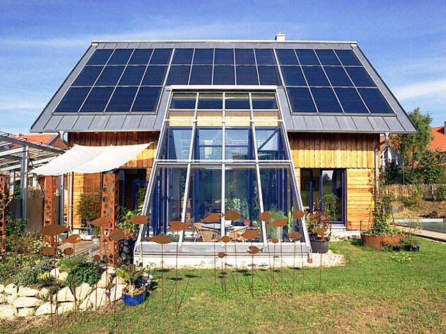 Die Kür des energieeffizienten Bauens: Ein Sonnenhaus nutzt die solare Energie passiv und aktiv voll aus. (Foto:  Sonnenhaus Institut)
