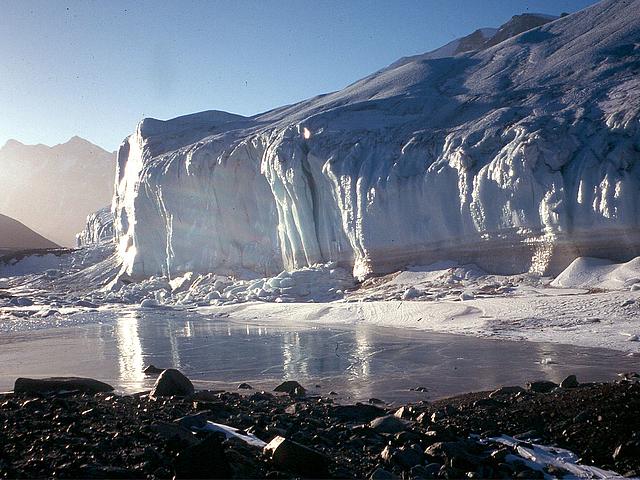 Ein Gletscher im Sonnenlicht.
