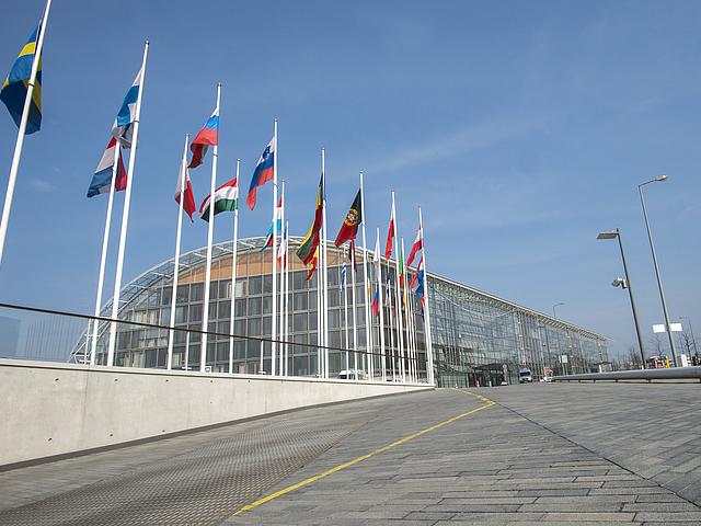 Sitz der Europäischen Investitionsbank EIB in Luxemburg, gläsernes Verwaltungsgebäude