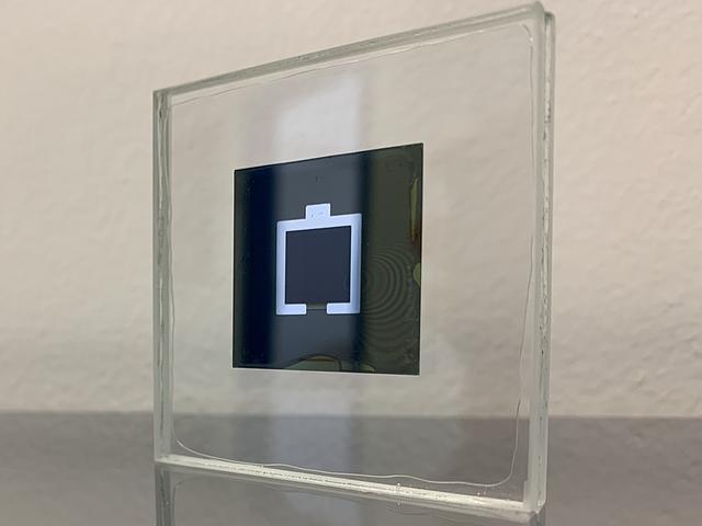 Tandem-Solarzelle in einem Glasrahmen präsentiert