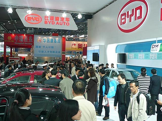 Chinesische Autobauer dominieren den heimischen Markt, auch Plug-In-Hybride des Herstellers BYD Auto aus Shenzhen sind gefragt. (Foto: Brücke-Osteuropa, gemeinfrei, https://de.wikipedia.org/wiki/Datei:BYD_01.JPG)