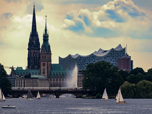 Blick auf Hamburg von der Alster aus