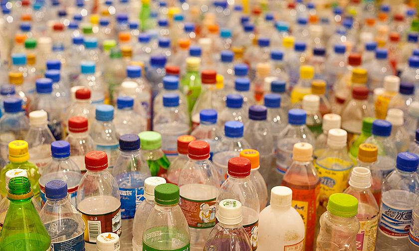 Plastikmüll ist eine ernstzunehmende Bedrohung für die marinen und terrestrischen Ökosysteme. In Zukunft könnten Bakterien und Insekten dabei helfen, die Müllproblematik zu bekämpfen. (Foto: <a href="https://flic.kr/p/bApe8x" target="_blank">Tom Pag