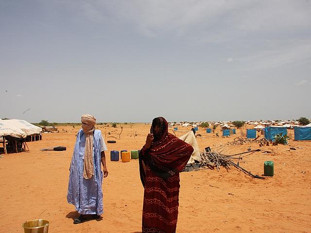 In einem mauretanischen Flüchtlingscamp müssen diese Frauen immer weitere Strecken zurücklegen, um noch Feuerholz zu finden. In der Sahel-Zone ist der Klimawandel nicht nur durch die zunehmende Versteppung spürbar, sondern auch durch seit vielen Jahre