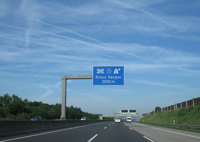 Nur wenige Kilometer vom Autobahnkreuz Kerpen ist der Ortsteil Buir vom Lärm der A4 betroffen und denkt nun über eine ökologische Variante des Lärmschutzes nach. (Foto: Sebastian und Kari, wikimedia commons, CC BY-SA 2.0)