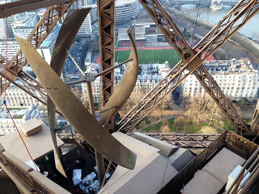 Zeichen setzen reicht nicht aus um den Klimawandel zu stoppen: Die auf dem Eiffelturm installierten Windturbinen wurden zum Klimagipfel in Paris installiert. Der Ausbau der Windenergie in Frankreich hinkt den Energiewende-Ambitionen jedoch schwer hinterhe