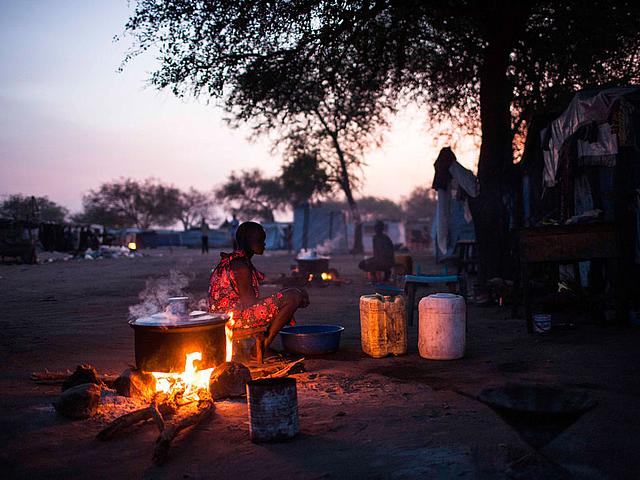 Über eine Milliarde Menschen weltweit haben keinen Zugang zu Elektrizität, über 40 Prozent kochen mit gesundheitsschädlichen Energieträgern. (Foto: © <a href="https://www.flickr.com/photos/oxfameastafrica/13124675865">Mackenzie Knowles-Coursin/Oxfam