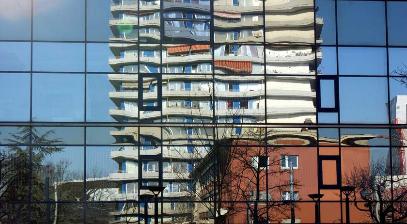 Hochhaus spiegelt sich in Glasfassade