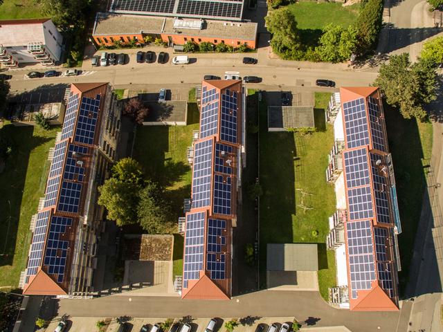 Luftaufnahme Mehrfamilienhäuser mit Photovoltaik