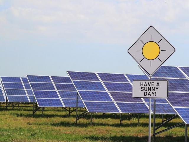 Solarmodule und Schild: Have a sunny day