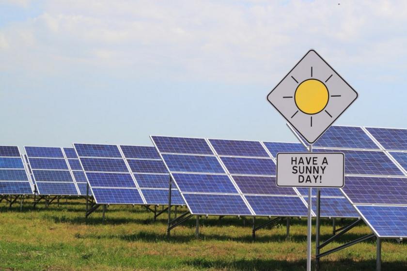 Solarmodule und Schild: Have a sunny day