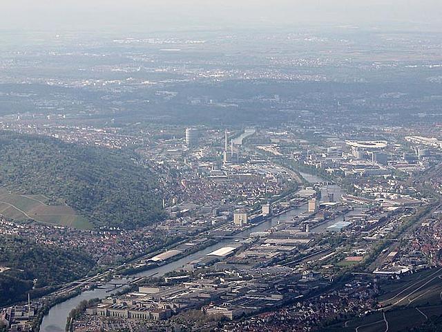 Aufgrund der ungünstigen Lage im Talkessel und des vielen Autoverkehrs werden in Stuttgart sehr regelmäßig die Feinstaub-Grenzwerte überschritten. Mit dem Feinstaubalarm setzt die Stadt nun auf den freiwilligen Verzicht. (Foto: Wiki-observer, CC BY-SA