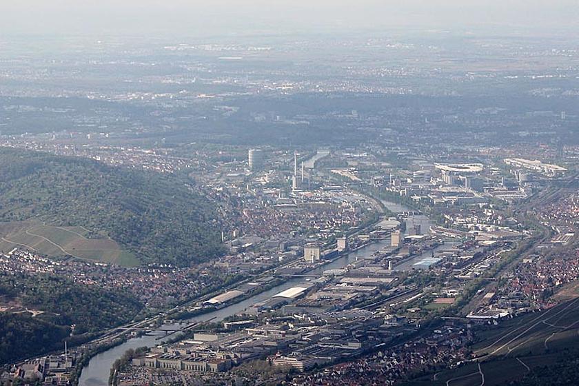 Aufgrund der ungünstigen Lage im Talkessel und des vielen Autoverkehrs werden in Stuttgart sehr regelmäßig die Feinstaub-Grenzwerte überschritten. Mit dem Feinstaubalarm setzt die Stadt nun auf den freiwilligen Verzicht. (Foto: Wiki-observer, CC BY-SA