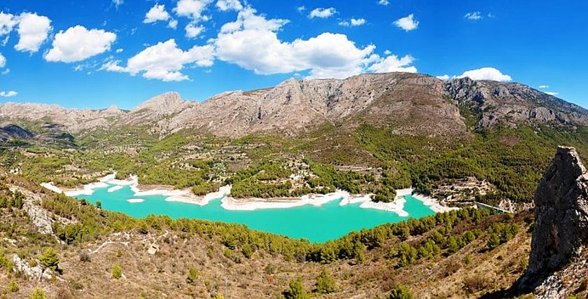 Spanien hat mit dem Klimawandel zu kämpfen, die Wasserstände in einigen Stauseen sind extrem niedrig. Stausee von Guadalest in der Provinz Alicante in Spanien (Foto: Pixabay CC0 Creative Commons)