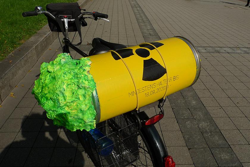 Demo-Aktion: Ein Atommüll-Fass (eine Attrappe) auf einem Fahrradgepäckträger