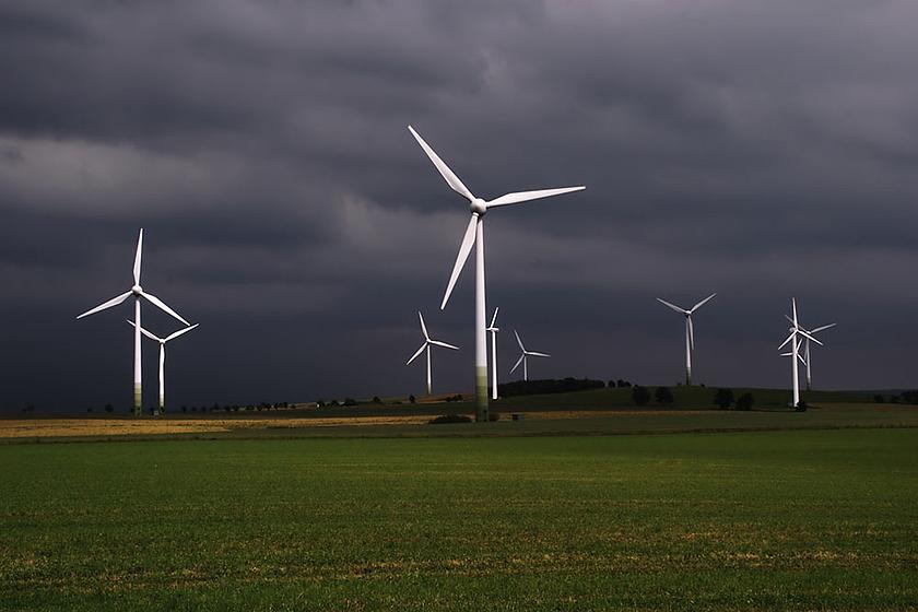 Der Ausbau der Windenergie in Bayern wurde mit Verabschiedung der 10h-Abstandsregel massiv ausgebremst. (Foto: Eclipse.sx, CC BY-SA-3.0, https://commons.wikimedia.org/wiki/File:20090717_Windpark_bei_Sayda_1.png)